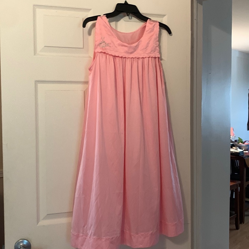 Vintage shadow line beautiful  pink to the knee gown size MEDIUM